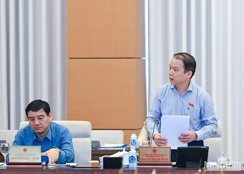Chủ nhiệm Ủy ban Pháp luật Hoàng Thanh Tùng trình bày báo cáo thẩm tra dự án Luật Thủ đô (sửa đổi). (Ảnh: DUY LINH)