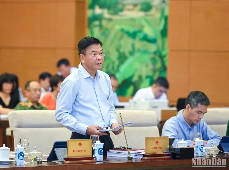 Bộ trưởng Tư pháp Lê Thành Long trình bày tờ trình về dự án Luật Thủ đô (sửa đổi). (Ảnh: DUY LINH)