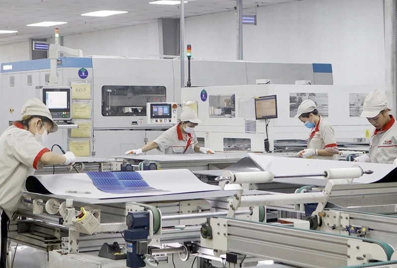 Sản xuất pin năng lượng mặt trời tại Công ty cổ phần Việt Nam Sunergy (100% vốn đầu tư Nhật Bản), Khu công nghiệp Đình Trám, tỉnh Bắc Giang. (Ảnh: ĐỒNG THÚY)