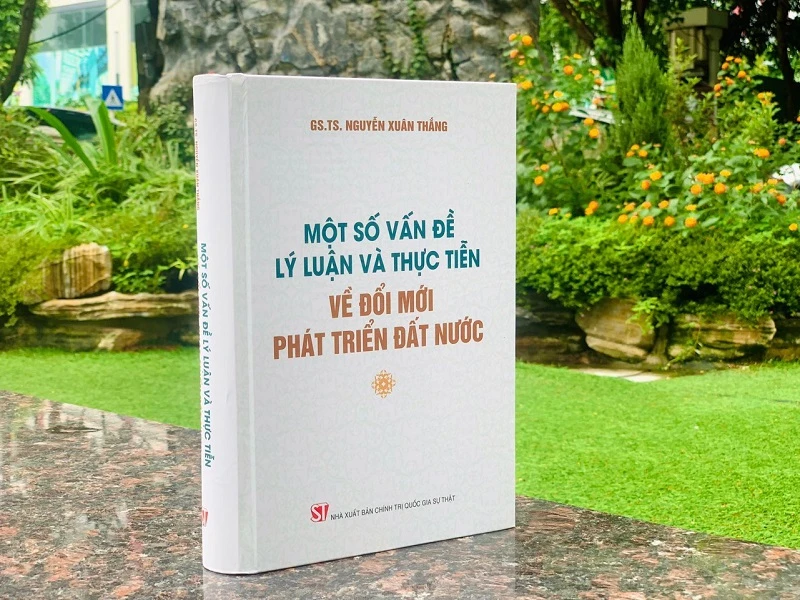 Cuốn sách “Một số vấn đề lý luận và thực tiễn về đổi mới, phát triển đất nước” của GS, TS Nguyễn Xuân Thắng, Ủy viên Bộ Chính trị, Chủ tịch Hội đồng Lý luận Trung ương, Giám đốc Học viện Chính trị quốc gia Hồ Chí Minh.