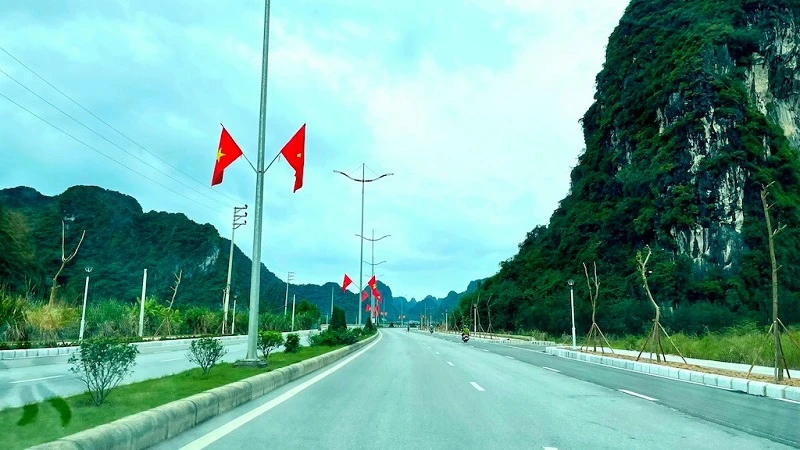 Đường bao biển Hạ Long-Cẩm Phả là một trong 4 công trình cấp thành phố tại Hạ Long chào mừng kỷ niệm 60 năm Ngày thành lập tỉnh Quảng Ninh.