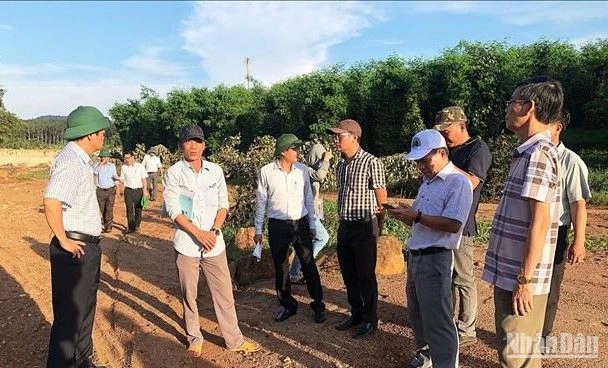 Phó Chủ tịch Ủy ban nhân dân tỉnh Gia Lai Nguyễn Hữu Quế (ngoài cùng bên trái) kiểm tra hiện trường sự cố vỡ đập thủy điện Ia Glae2.