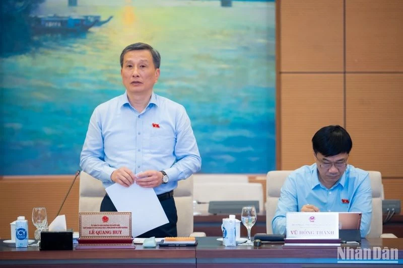 Chủ nhiệm Ủy ban Khoa học, Công nghệ và Môi trường Lê Quang Huy báo cáo tóm tắt kết quả giám sát trong phiên họp sáng 12/10. (Ảnh: DUY LINH)