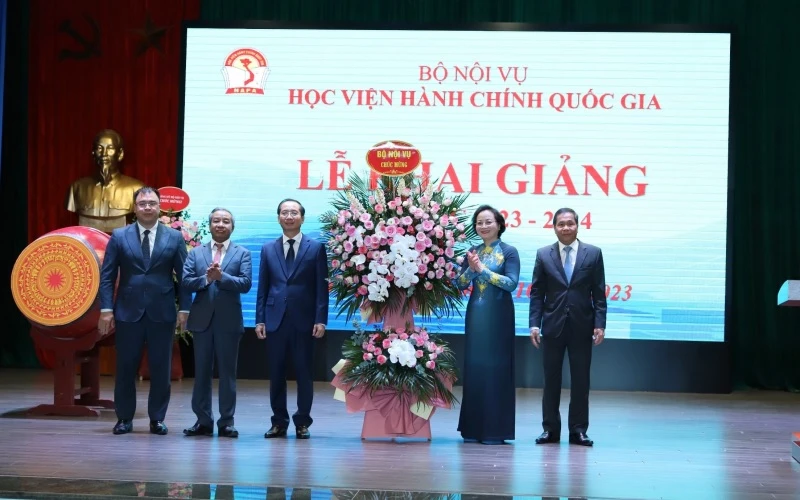 Bộ trưởng Nội vụ Phạm Thị Thanh Trà tặng hoa chúc mừng thầy và trò Học viện Hành chính Quốc gia nhân dịp khai giải năm học mới 2023-2024.