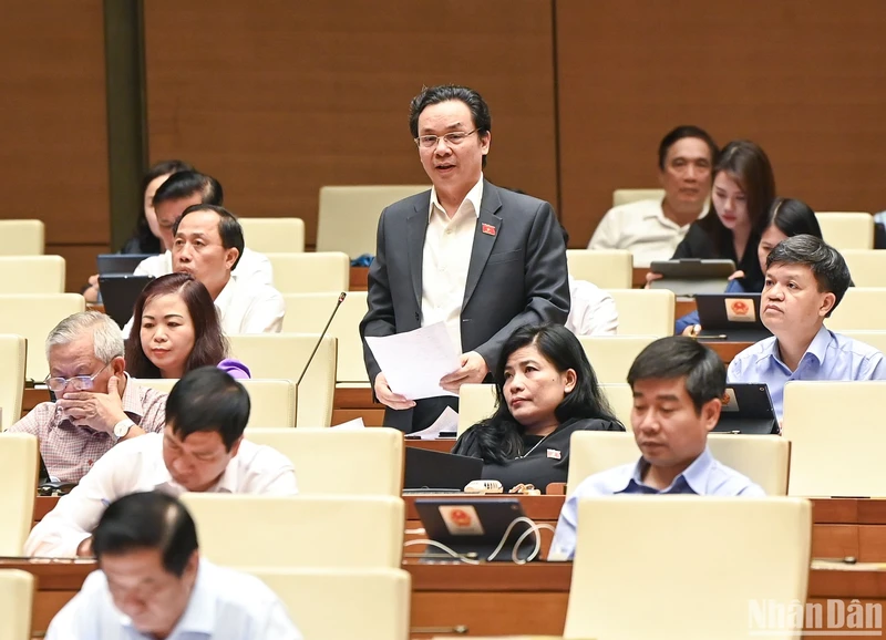 Đại biểu Hoàng Văn Cường (đoàn Hà Nội) cho ý kiến về dự thảo Luật Kinh doanh bất động sản (sửa đổi). (Ảnh: DUY LINH)