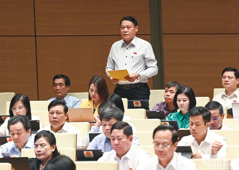 Đại biểu Nguyễn Thành Nam (đoàn Phú Thọ) phát biểu ý kiến thảo luận ở hội trường sáng 2/11. (Ảnh: DUY LINH)