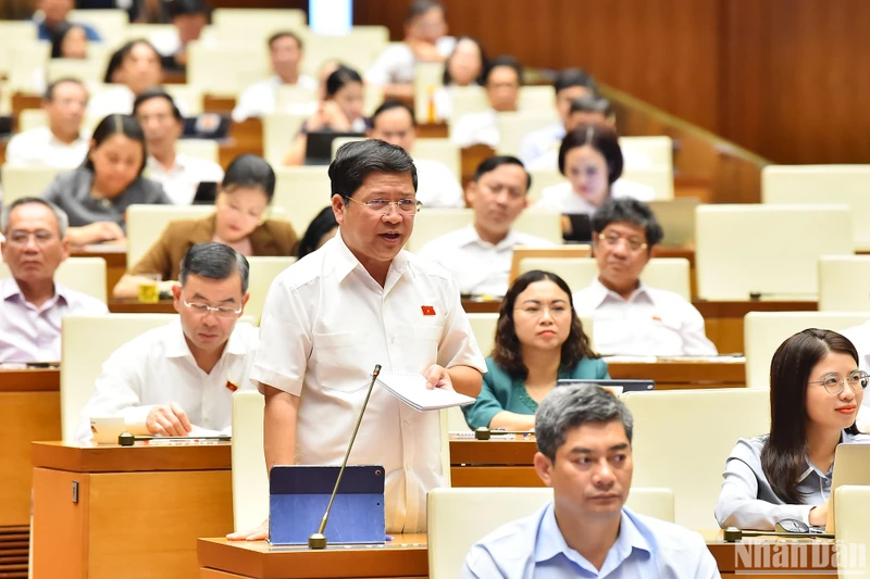 Đại biểu Tạ Văn Hạ (đoàn Quảng Nam) phát biểu ý kiến ở hội trường chiều 3/11. (Ảnh: THỦY NGUYÊN)