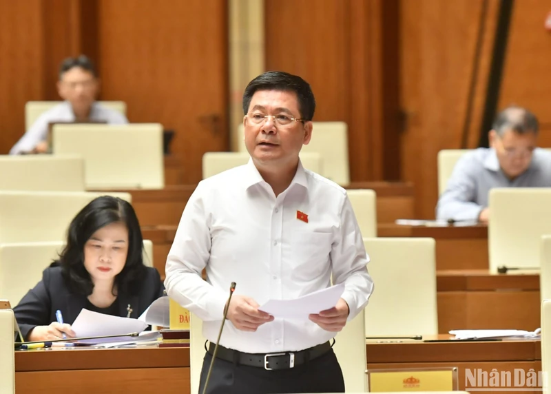 Bộ trưởng Công thương Nguyễn Hồng Diên trả lời chất vấn của đại biểu Quốc hội. (Ảnh: ĐĂNG KHOA)