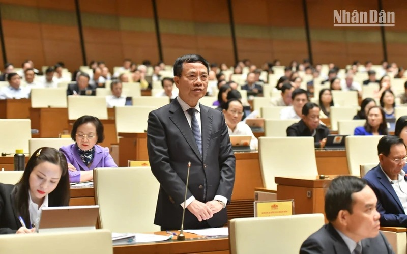 Bộ trưởng Thông tin và Truyền thông Nguyễn Mạnh Hùng trả lời chất vấn của đại biểu Quốc hội. (Ảnh: ĐĂNG KHOA)