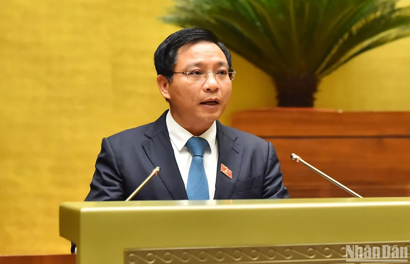 Bộ trưởng Giao thông Vận tải Nguyễn Văn Thắng trình bày tờ trình về dự án Luật Đường bộ. (Ảnh: THỦY NGUYÊN)