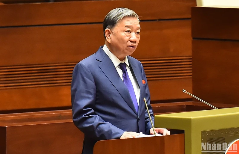 Bộ trưởng Công an Tô Lâm trình bày Tờ trình về dự án Luật Trật tự, an toàn giao thông đường bộ. (Ảnh: THỦY NGUYÊN)