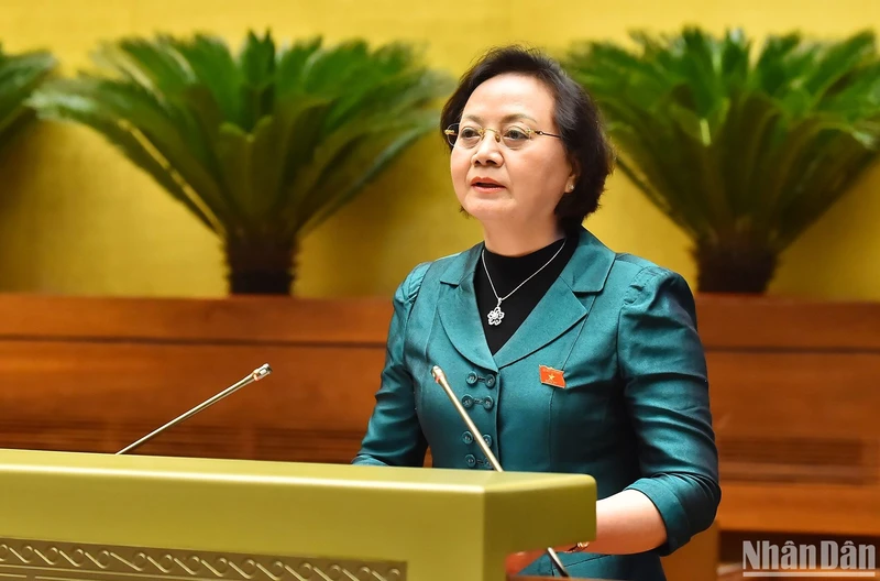 Bộ trưởng Nội vụ Phạm Thị Thanh Trà trình bày Tờ trình về dự án Luật Lưu trữ (sửa đổi). (Ảnh: THỦY NGUYÊN)