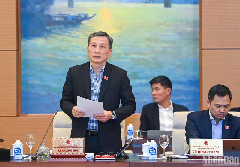 Chủ nhiệm Ủy ban Khoa học, Công nghệ và Môi trường của Quốc hội Lê Quang Huy báo cáo một số vấn đề lớn về việc giải trình, tiếp thu, chỉnh lý dự thảo Luật Viễn thông (sửa đổi). (Ảnh: DUY LINH) 