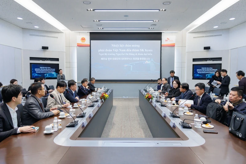 Bộ trưởng Kế hoạch và Đầu tư Nguyễn Chí Dũng đến thăm và làm việc với Nhà máy sản xuất chip nhớ tại thành phố Icheon của SK Hynix, công ty sản xuất chip nhớ lớn thứ 2 thế giới.