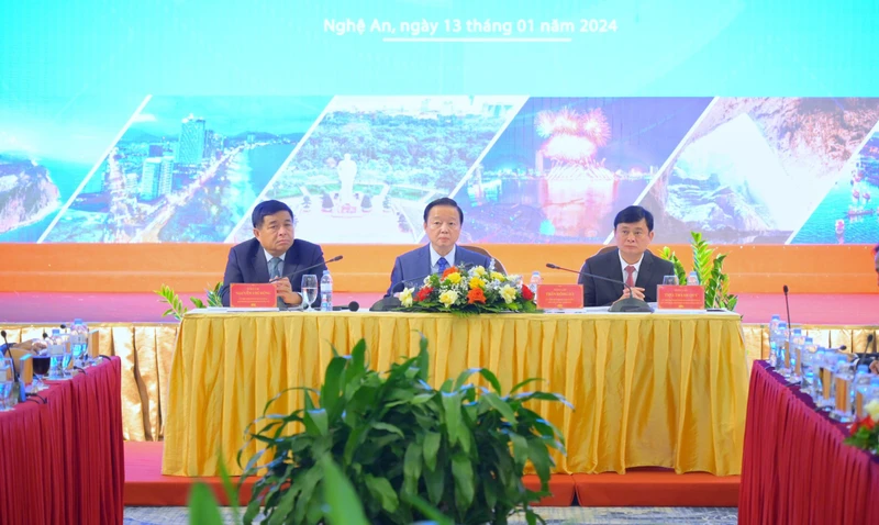 Phó Thủ tướng Chính phủ Trần Hồng Hà, Bộ trưởng Kế hoạch và Đầu tư Nguyễn Chí Dũng và Bí thư Tỉnh ủy Nghệ An Thái Thanh Quý điều hành hội nghị.