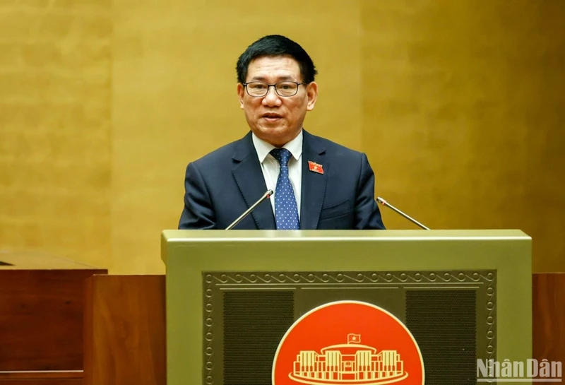Bộ trưởng Tài chính Hồ Đức Phớc trình bày báo cáo tại phiên họp sáng 16/1. (Ảnh: DUY LINH)