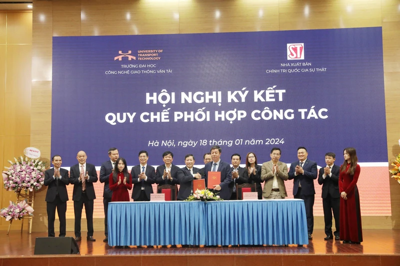 Lễ ký kết Quy chế phối hợp công tác giữa Nhà xuất bản Chính trị quốc gia Sự thật và Trường Đại học Công nghệ Giao thông vận tải.