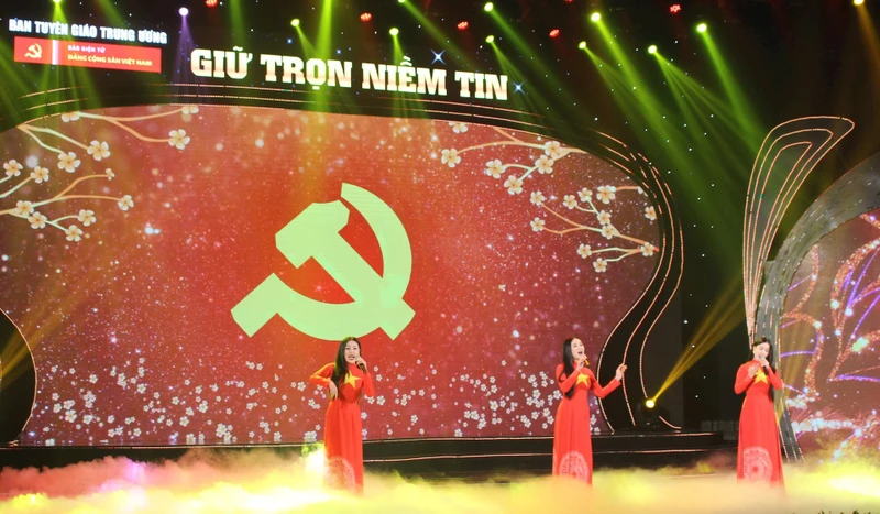Ca khúc "Đảng đã cho ta một mùa xuân" do nhóm nữ Thiên Thanh biểu diễn.