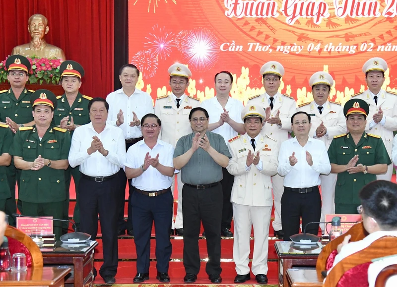 Thủ tướng Phạm Minh Chính chụp ảnh lưu niệm với lãnh đạo Quân đội và Công an thành phố Cần Thơ. 