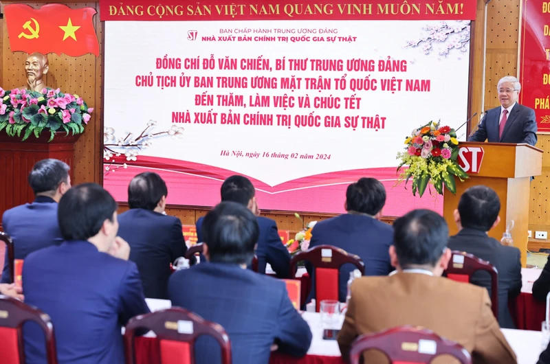 Đồng chí Đỗ Văn Chiến, Bí thư Trung ương Đảng, Chủ tịch Ủy ban Trung ương Mặt trận Tổ quốc Việt Nam thăm, làm việc và chúc Tết Nhà xuất bản Chính trị quốc gia Sự thật.