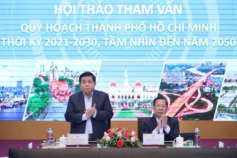 Bộ trưởng Kế hoạch và Đầu tư Nguyễn Chí Dũng và Chủ tịch Ủy ban nhân dân TP Hồ Chí Minh Phan Văn Mãi chủ trì hội thảo.