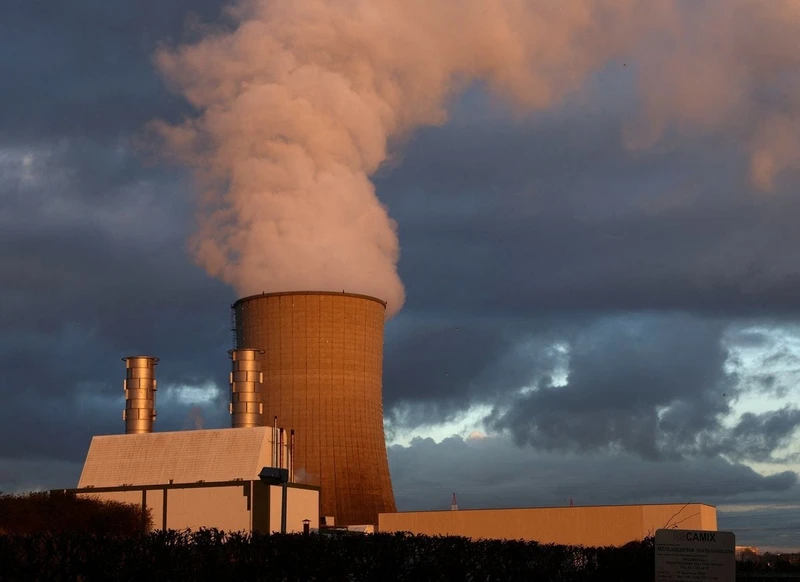 Khói bốc lên từ ống khói của một nhà máy điện tua-bin khí chu trình hỗn hợp ở Drogenbos, Bỉ ngày 6/12/2023. (Ảnh: Reuters)