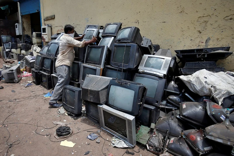Ước tính mỗi năm, lượng rác thải điện tử trên thế giới tăng thêm 2,6 triệu tấn. (Ảnh: Reuters)