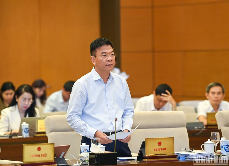 Bộ trưởng Tư pháp Lê Thành Long trình bày Tờ trình về dự án Luật Công chứng (sửa đổi). (Ảnh: DUY LINH)