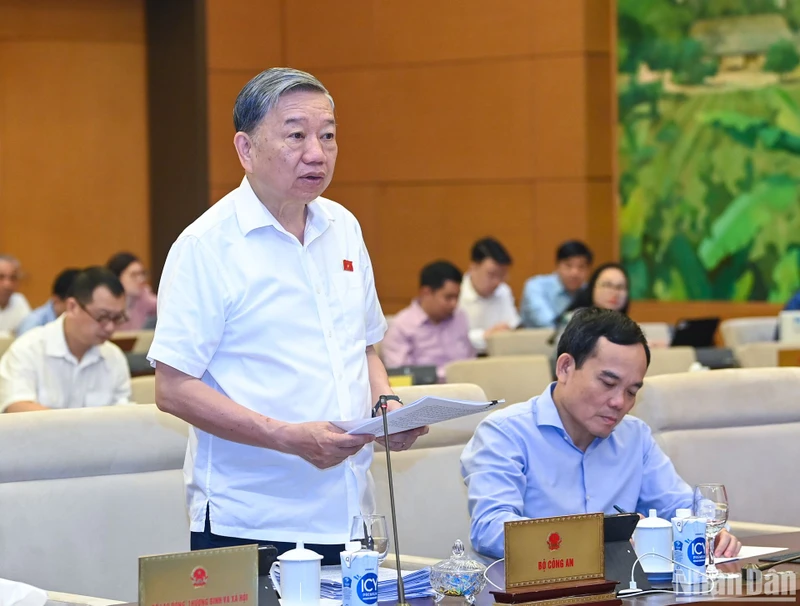 Bộ trưởng Công an Tô Lâm trình bày Tờ trình về dự án Luật Phòng, chống mua bán người (sửa đổi). (Ảnh: DUY LINH)