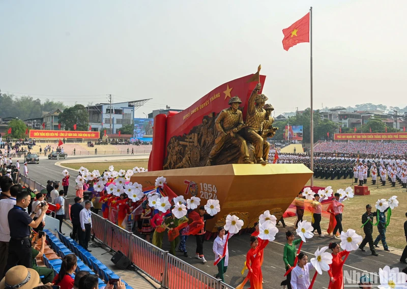 Xe mô hình chiến thắng lịch sử Điện Biên Phủ tiến qua lễ đài tại Tổng duyệt ngày 5/5/2024 Lễ kỷ niệm 70 năm Chiến thắng Điện Biên Phủ.