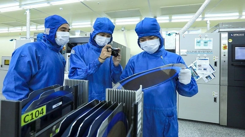 Kiểm tra tấm wafer - thành phần vật lý cốt lõi trong sản xuất chip bán dẫn, tại nhà máy của Công ty TNHH Hana Micron Vina (FDI Hàn Quốc), Khu công nghiệp Vân Trung, tỉnh Bắc Giang. (Ảnh: TUẤN ANH)