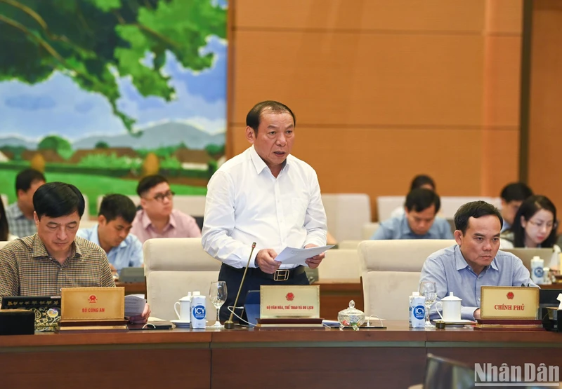 Bộ trưởng Văn hóa, Thể thao và Du lịch Nguyễn Văn Hùng trình bày tờ trình về quyết định chủ trương đầu tư Chương trình mục tiêu quốc gia về phát triển văn hóa giai đoạn 2025-2035. (Ảnh: DUY LINH) 