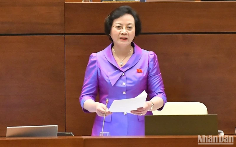 Bộ trưởng Nội vụ Phạm Thị Thanh Trà giải trình, làm rõ nội dung đại biểu Quốc hội nêu trong phiên thảo luận ở hội trường sáng 24/5. (Ảnh: ĐĂNG KHOA)