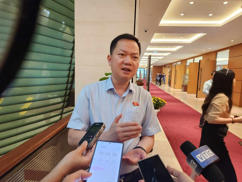 Đại biểu Trịnh Xuân An (đoàn Đồng Nai) trao đổi với phóng viên bên hành lang Quốc hội.
