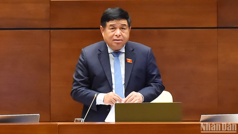 Bộ trưởng Kế hoạch và Đầu tư Nguyễn Chí Dũng phát biểu giải trình, làm rõ một số vấn đề đại biểu nêu trong phiên thảo luận ngày 29/5. (Ảnh: THỦY NGUYÊN)