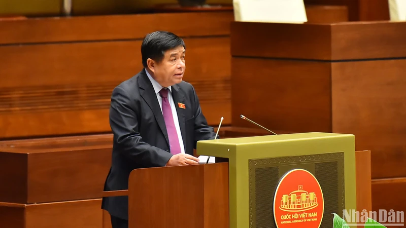 Bộ trưởng Kế hoạch và Đầu tư Nguyễn Chí Dũng trình bày tờ trình của Chính phủ về dự thảo Nghị quyết. (Ảnh: THỦY NGUYÊN)