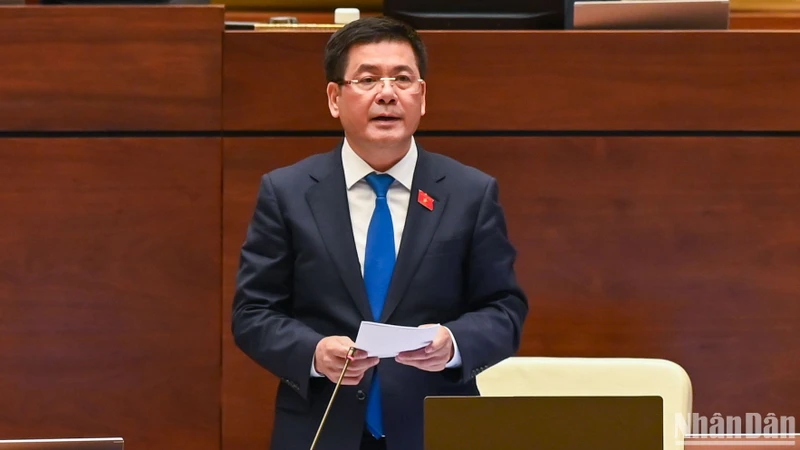 Bộ trưởng Công Thương Nguyễn Hồng Diên trả lời chất vấn của đại biểu Quốc hội. (Ảnh: LINH NGUYÊN)