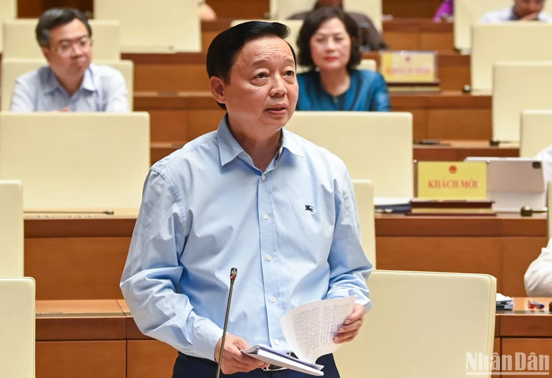 Phó Thủ tướng Trần Hồng Hà phát biểu làm rõ một số nội dung cuối phiên chất vấn nhóm vấn đề thuộc lĩnh vực tài nguyên và môi trường. (Ảnh: LINH NGUYÊN)