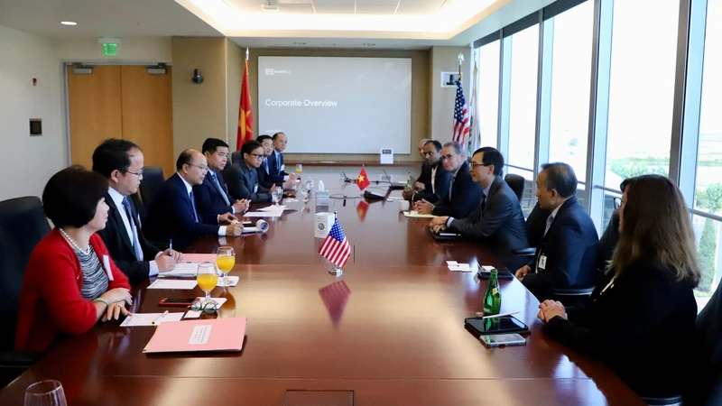 Đoàn công tác của Bộ Kế hoạch và Đầu tư do Bộ trưởng Nguyễn Chí Dũng dẫn đầu làm việc với Công ty Marvell tại Thung lũng Silicon.