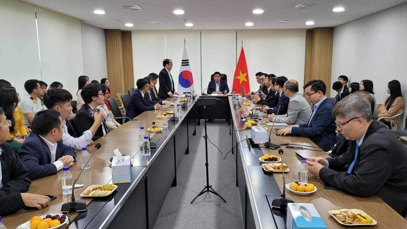 Bộ trưởng Kế hoạch và Đầu tư Nguyễn Chí Dũng chủ trì buổi làm việc với Mạng lưới đổi mới sáng tạo Việt Nam tại Hàn Quốc.