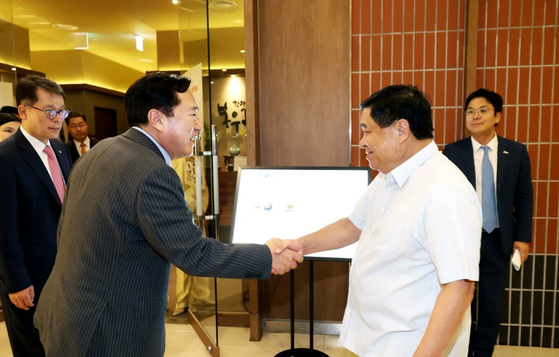 Bộ trưởng Kế hoạch và Đầu tư Nguyễn Chí Dũng làm việc với ông Kim Ki-moon, Chủ tịch Liên đoàn các doanh nghiệp nhỏ và vừa Hàn Quốc (KBIZ).