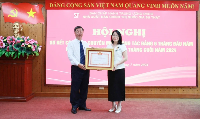 PGS,TS Vũ Trọng Lâm, Bí thư Đảng ủy, Giám đốc-Tổng Biên tập Nhà xuất bản Chính trị quốc gia Sự thật trao tặng Danh hiệu "Chiến sĩ Thi đua toàn quốc" cho đồng chí Nguyễn Hoài Anh, Phó Giám đốc-Phó Tổng Biên tập Nhà xuất bản.