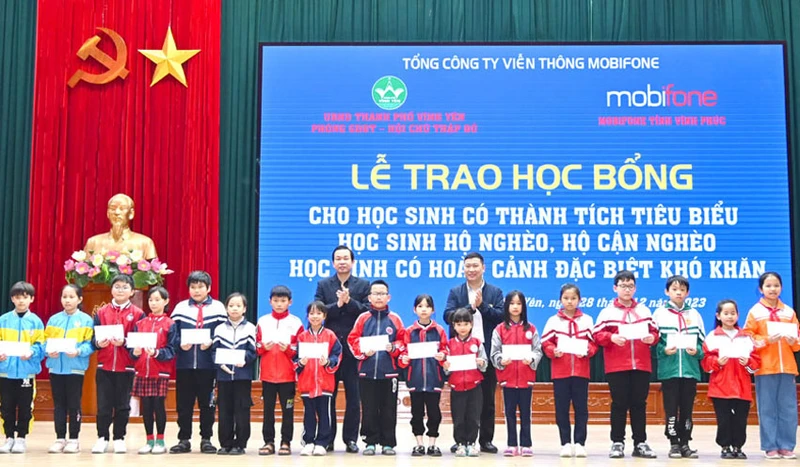 Trao học bổng cho học sinh nghèo hiếu học thành phố Vĩnh Yên.