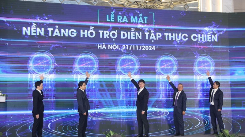 Thứ trưởng Thông tin và Truyền thông Bùi Hoàng Phương và các đại biểu thực hiện nghi thức khai trương Nền tảng hỗ trợ diễn tập thực chiến an toàn thông tin.