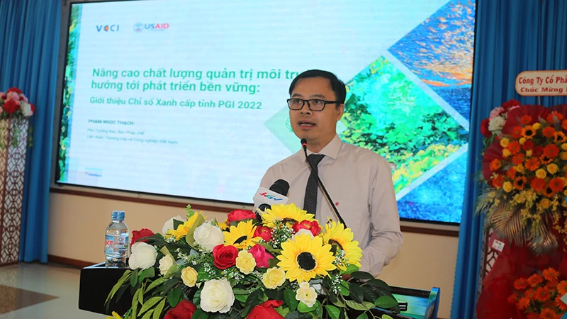 Phó trưởng Ban Pháp chế VCCI Phạm Ngọc Thạch trình bày tham luận tại hội thảo.