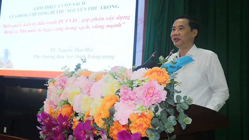 Phó Trưởng Ban Nội chính Trung ương Nguyễn Thái Học giới thiệu nội dung cuốn sách tại hội nghị.