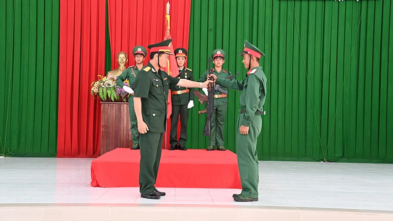 Trao vũ khí cho chiến sĩ mới khi chính thức trở thành người chiến sĩ Quân đội Nhân dân Việt Nam.