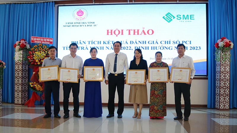 Đại diện các tập thể có thành tích xuất sắc trong công tác nâng cao chỉ số PCI năm 2022 nhận Bằng khen của Ủy ban nhân dân tỉnh Trà Vinh.