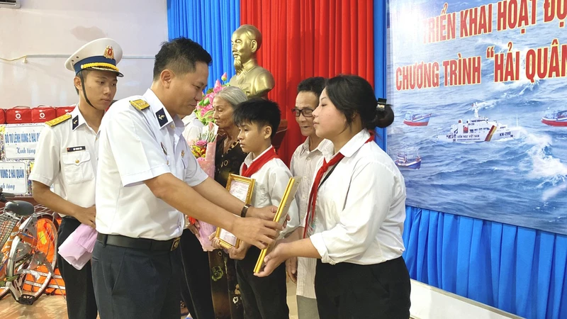 Trẻ em là con ngư dân có hoàn cảnh đặc biệt khó khăn ở xã Đông Hải, huyện Duyên Hải, tỉnh Trà Vinh nhận quyết định đỡ đầu.