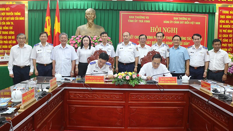 Đại diện Đảng ủy Cảnh sát biển Việt Nam ký kết thực hiện chương trình với Tỉnh ủy Trà Vinh.